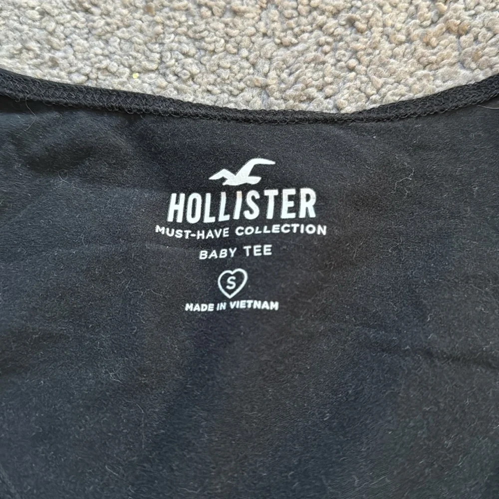 Hollister Baby Tee - Picture 3 of 5